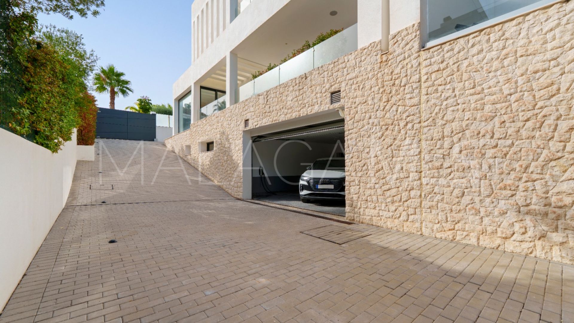 Villa for sale in Nueva Andalucia