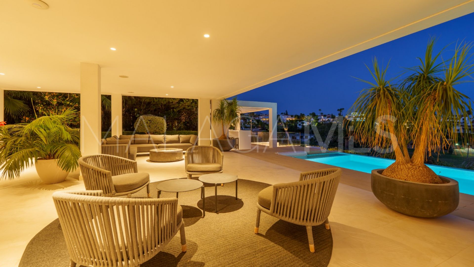 Villa for sale in Nueva Andalucia