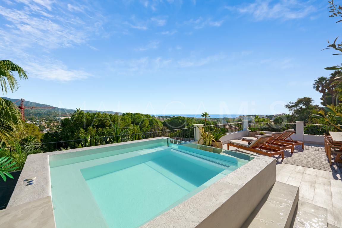 Villa for sale in Nueva Andalucia