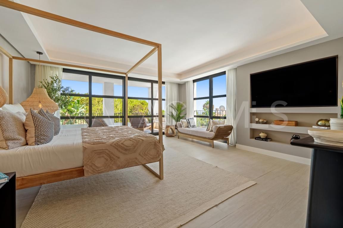 Villa for sale in Nueva Andalucia