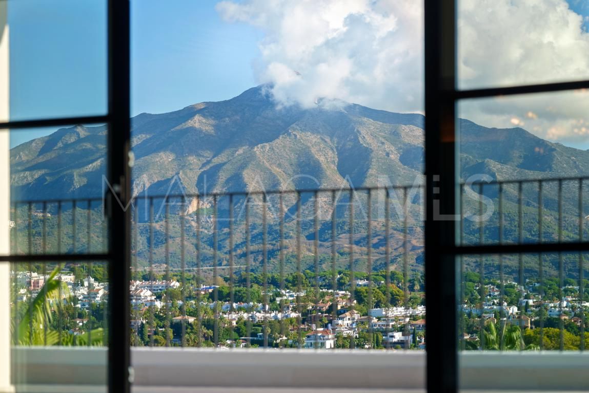 Villa for sale in Nueva Andalucia