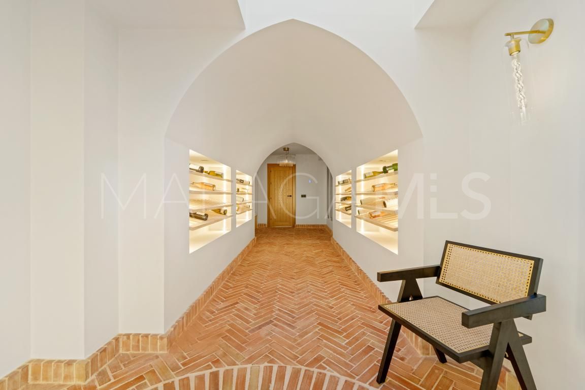 Villa for sale in Nueva Andalucia