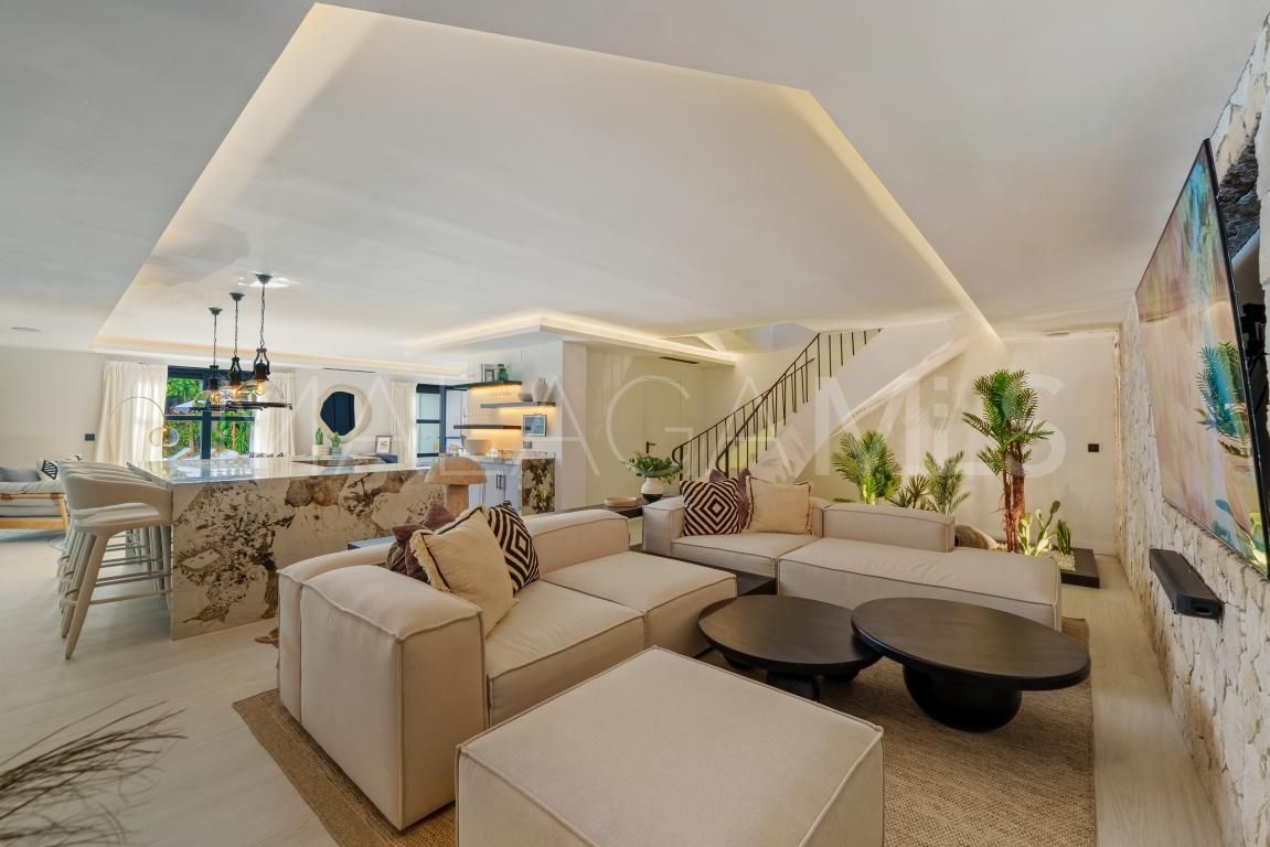 Villa for sale in Nueva Andalucia