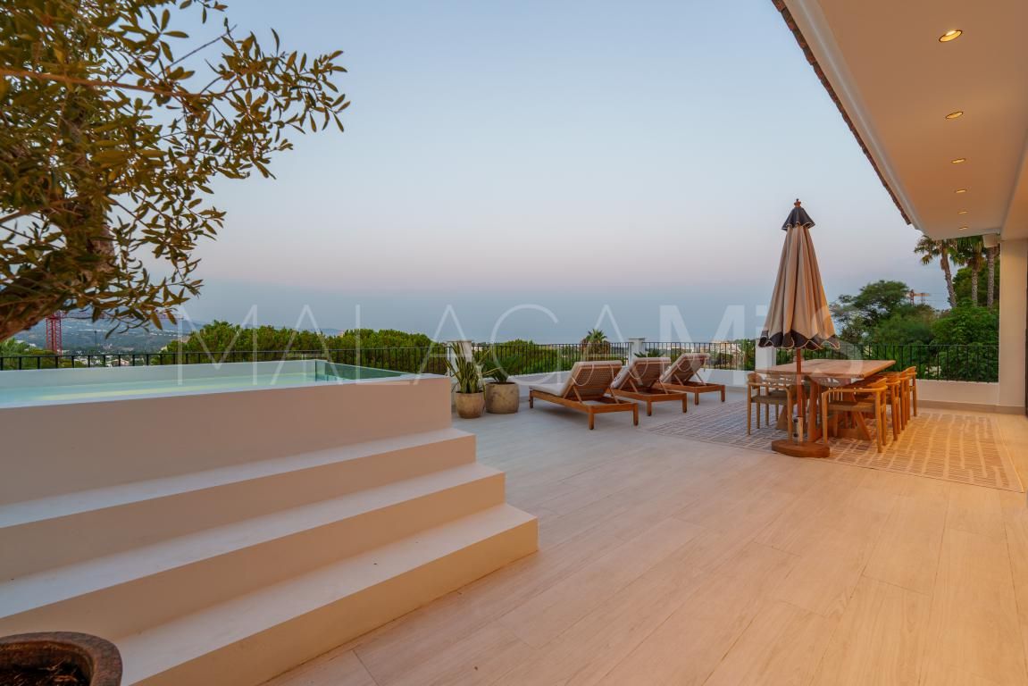 Villa for sale in Nueva Andalucia