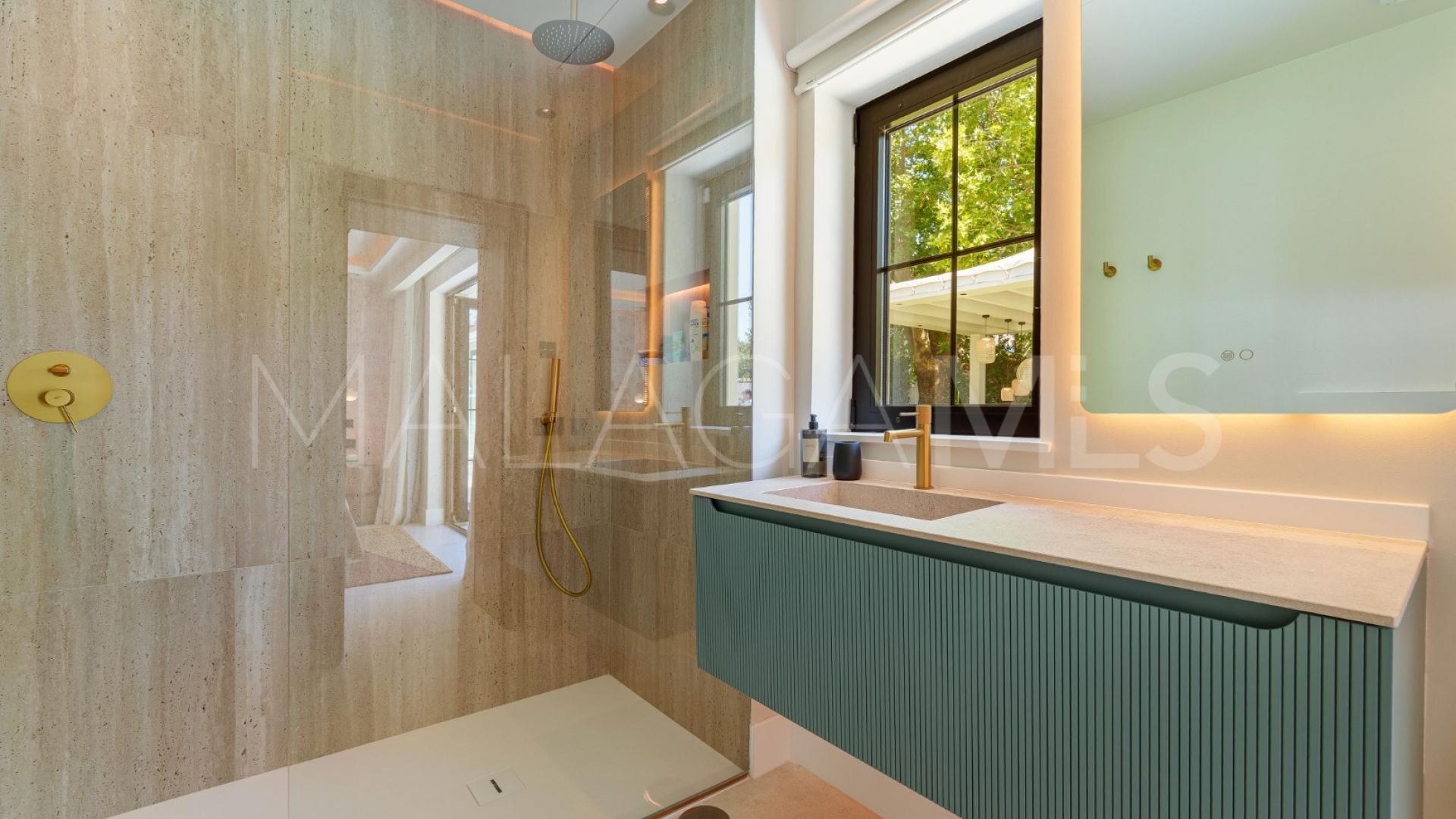 Villa for sale in Nueva Andalucia