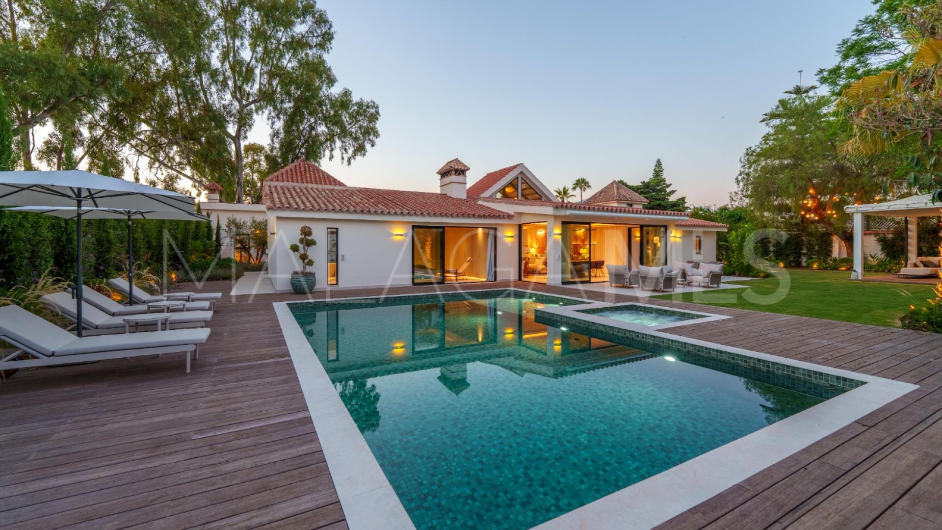 Villa for sale in Nueva Andalucia