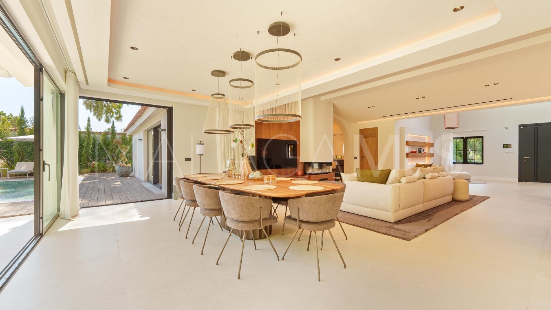 Villa for sale in Nueva Andalucia