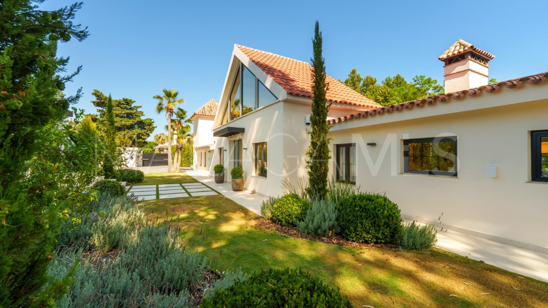 Villa for sale in Nueva Andalucia