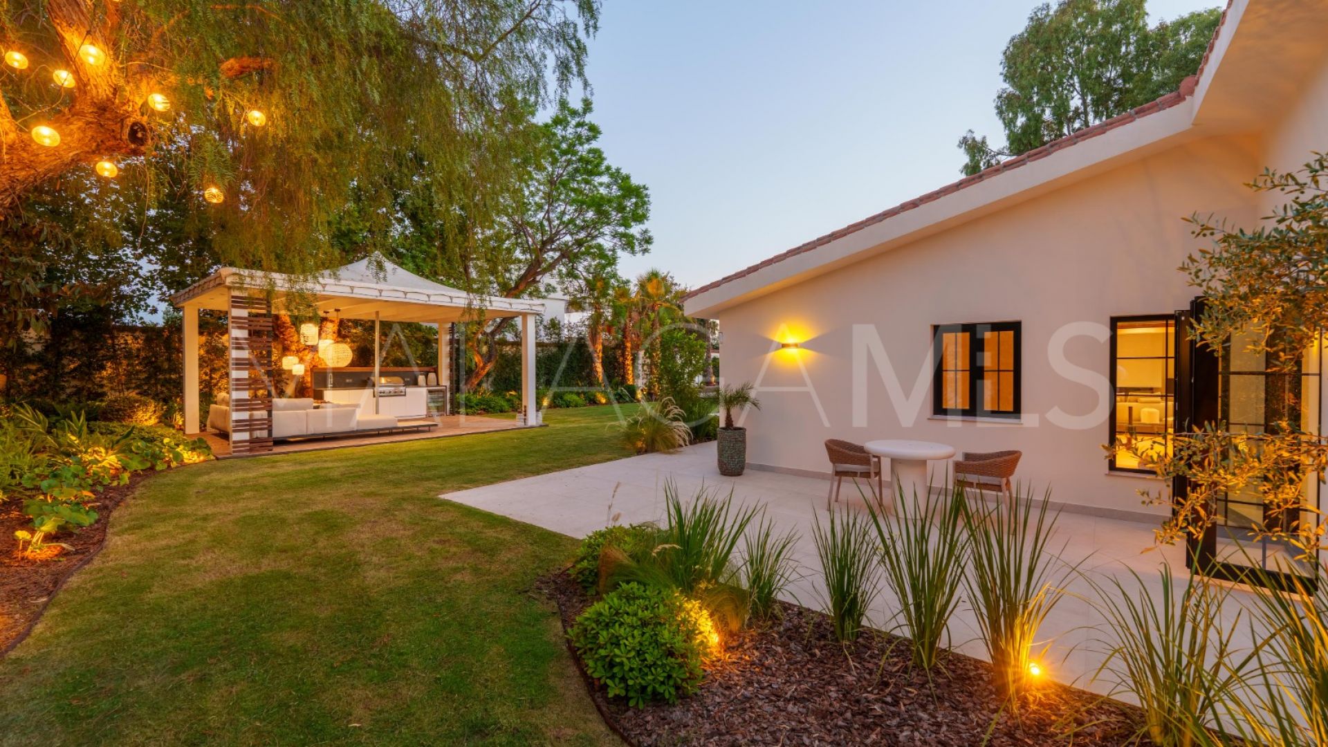 Villa for sale in Nueva Andalucia