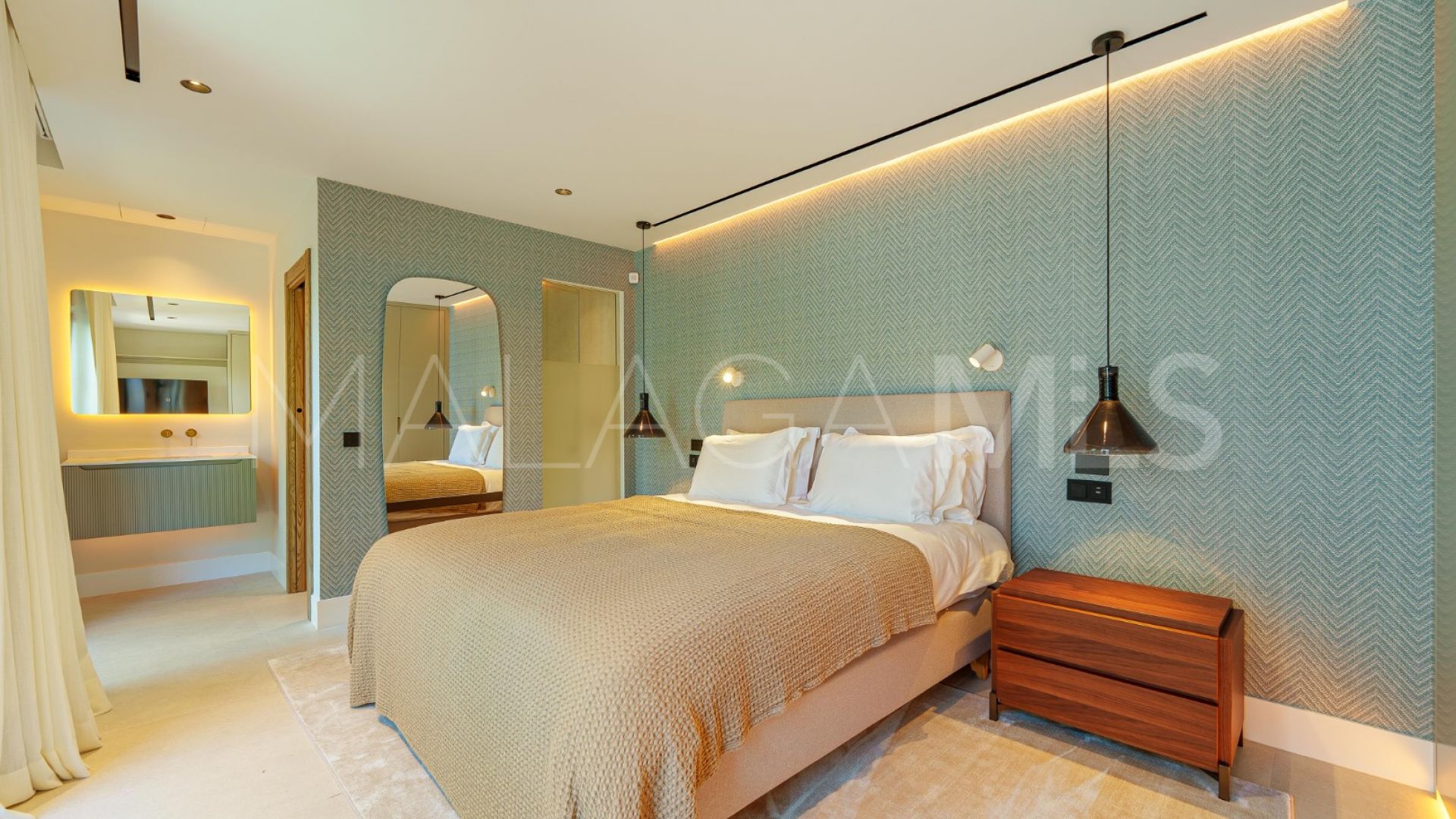 Villa for sale in Nueva Andalucia