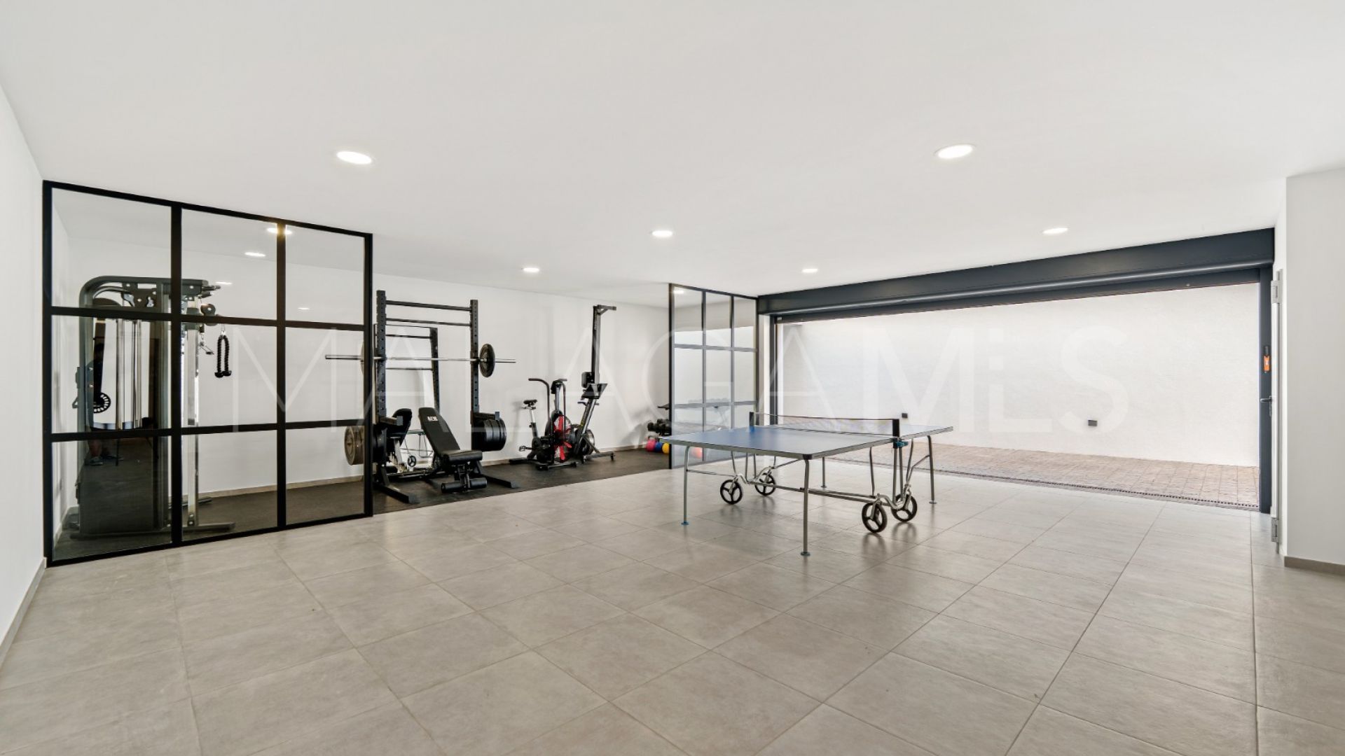 For sale villa with 5 bedrooms in Nueva Andalucia