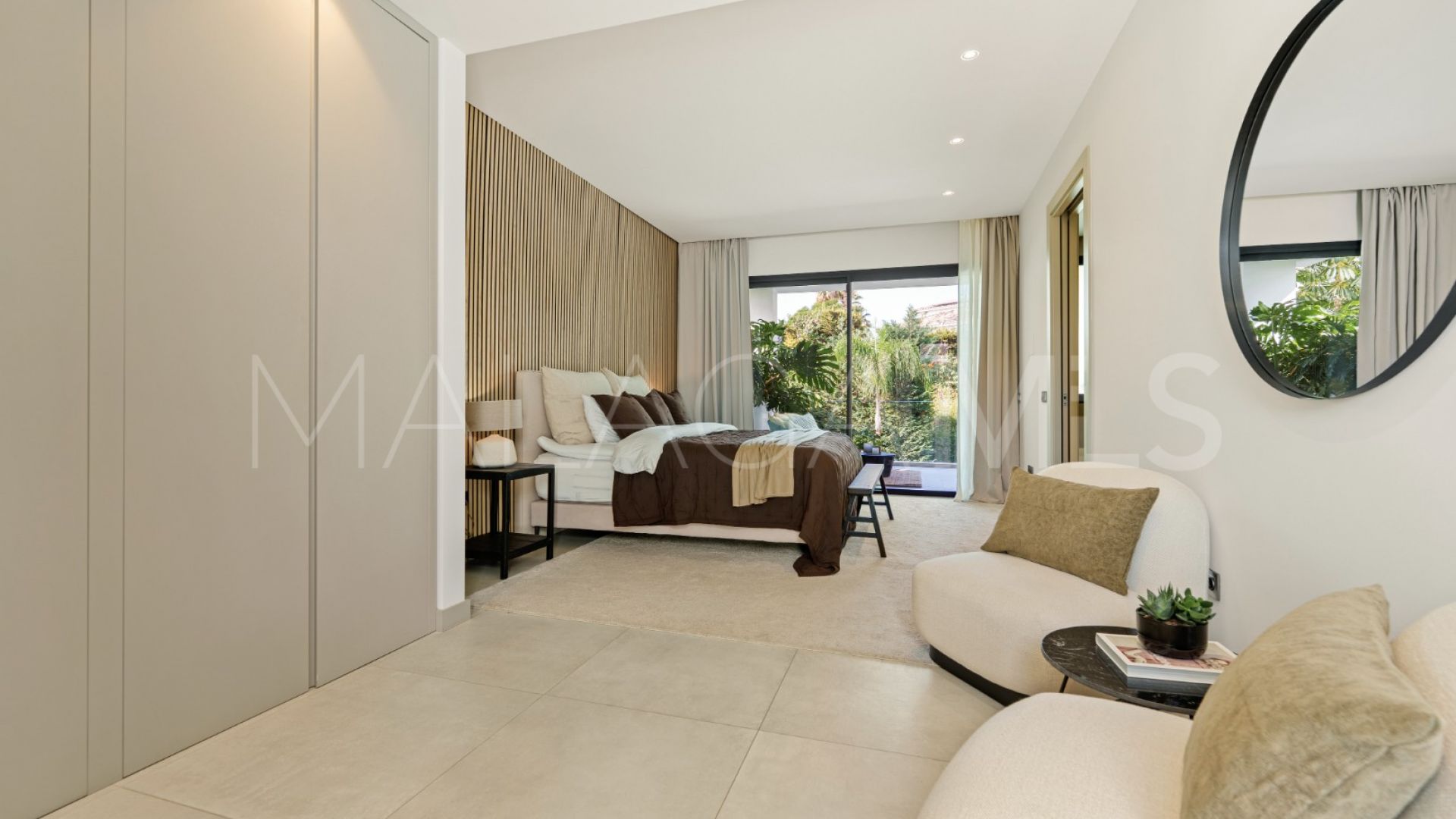 For sale villa with 5 bedrooms in Nueva Andalucia