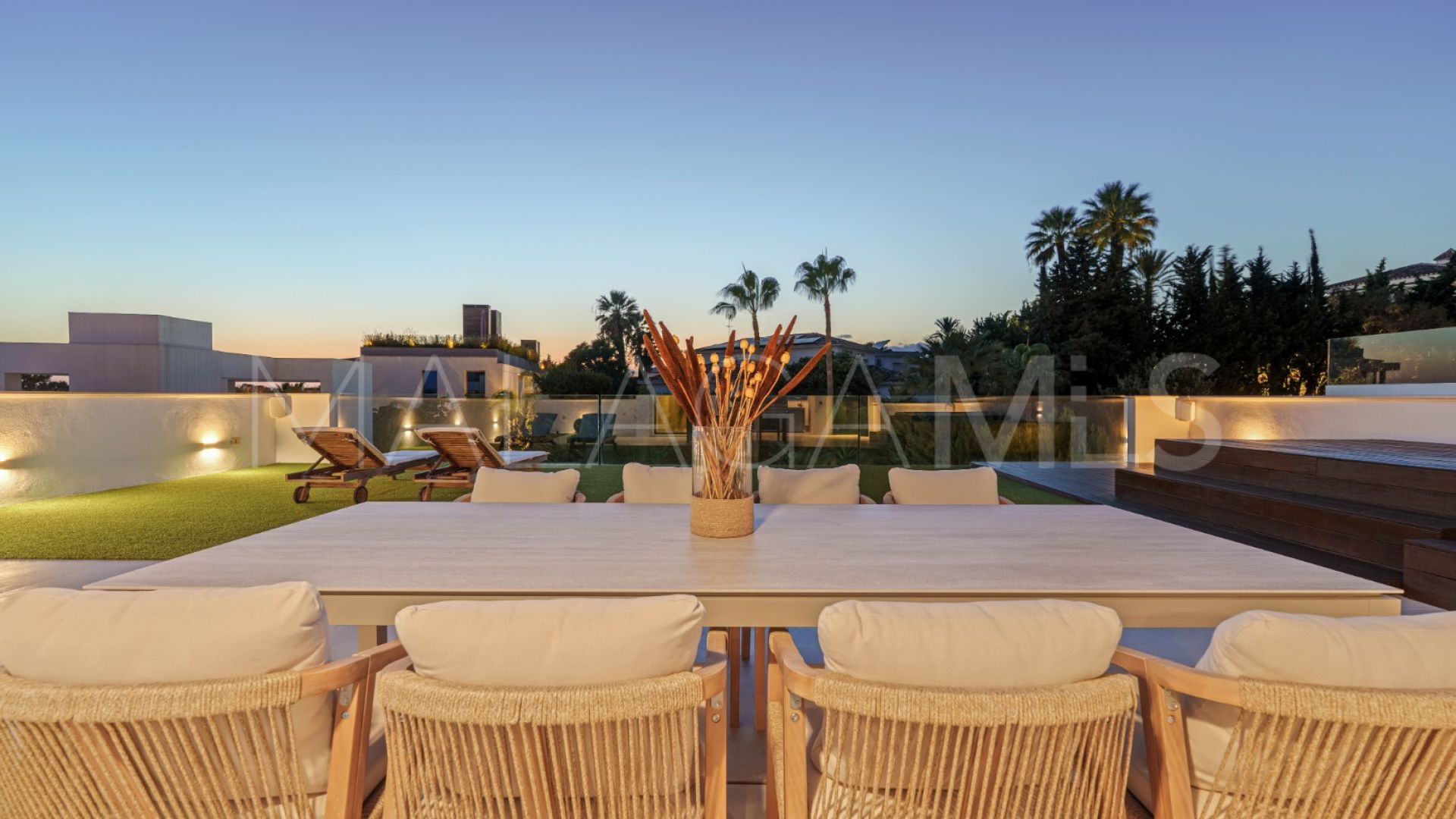 For sale villa with 5 bedrooms in Nueva Andalucia