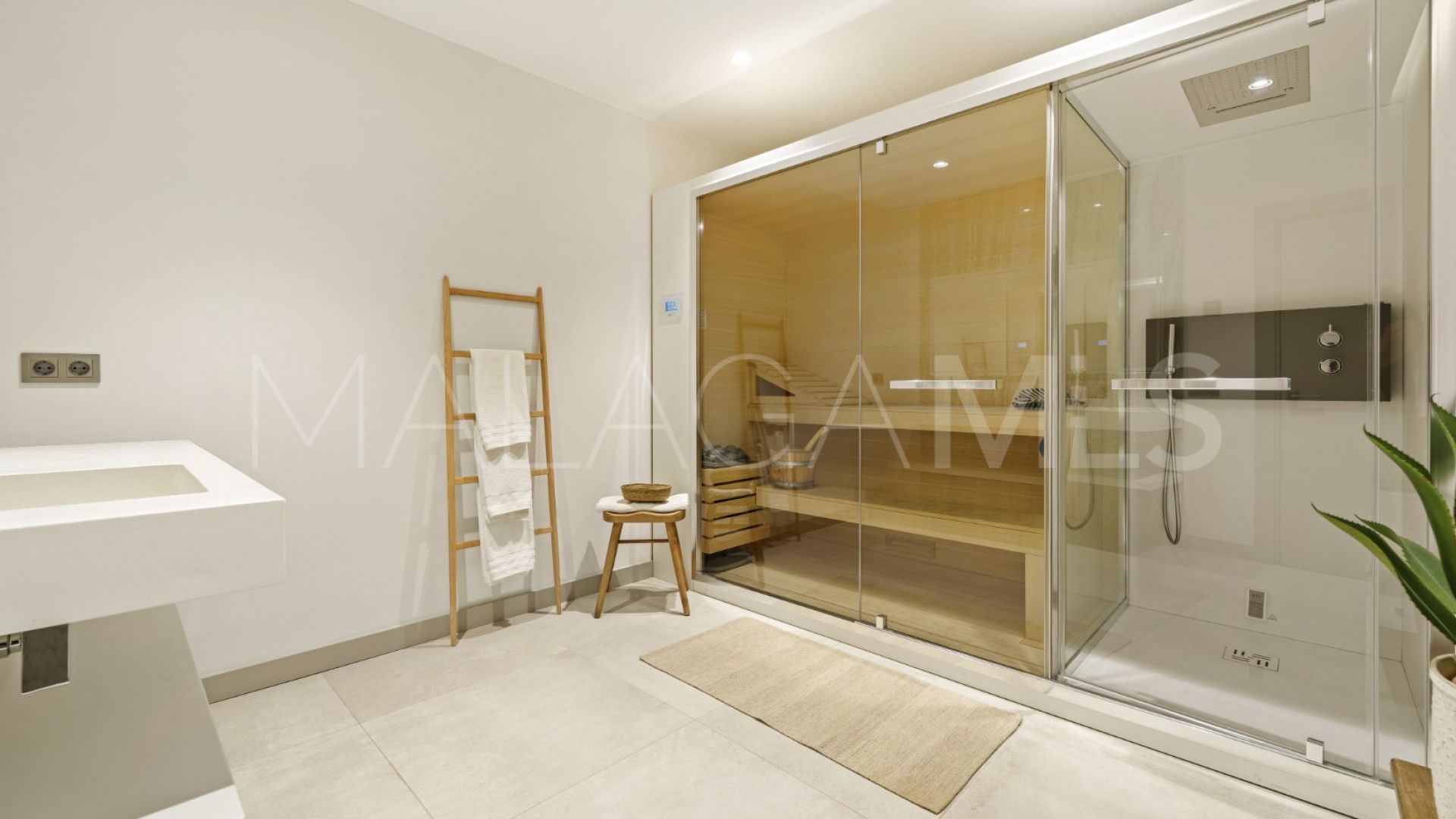 For sale villa with 5 bedrooms in Nueva Andalucia