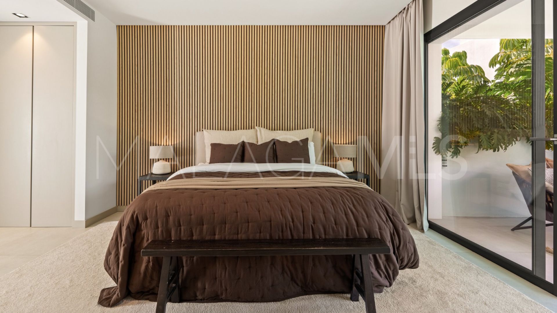 For sale villa with 5 bedrooms in Nueva Andalucia