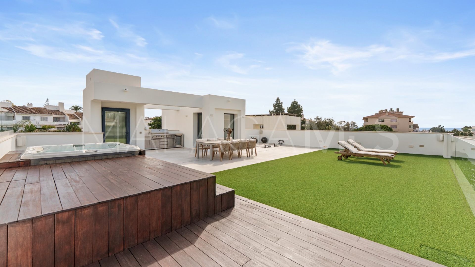 For sale villa with 5 bedrooms in Nueva Andalucia