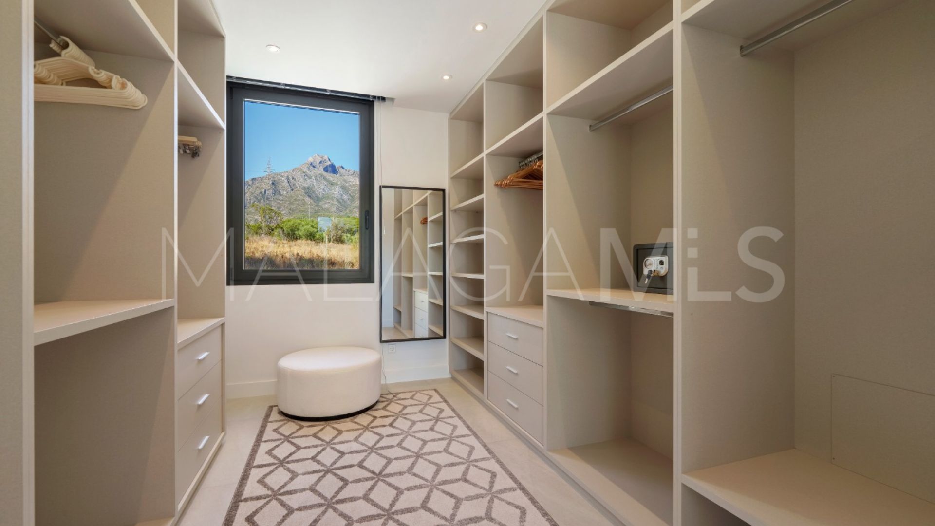 Villa for sale in Altos de Puente Romano