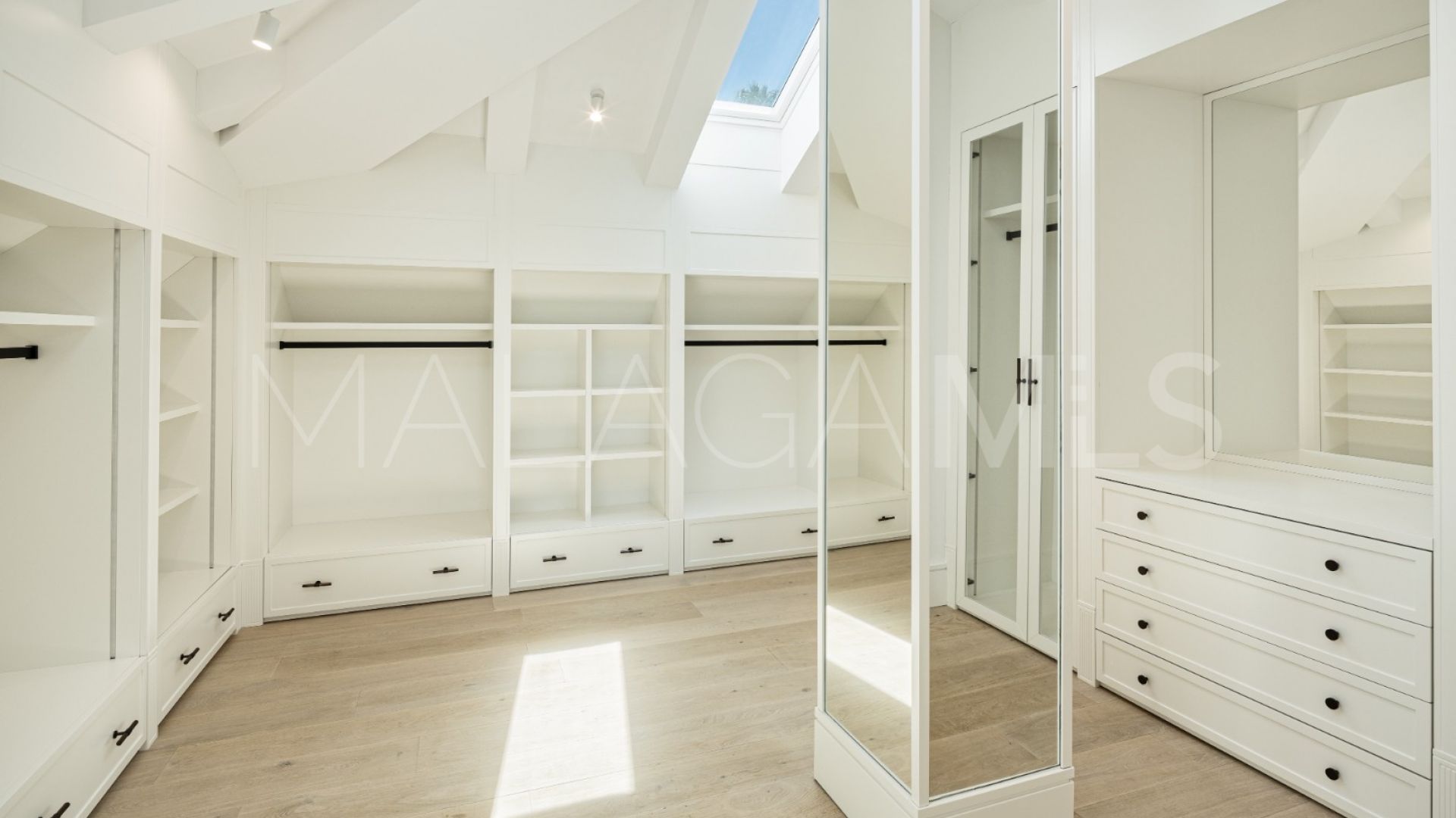 Buy villa in Las Brisas with 7 bedrooms