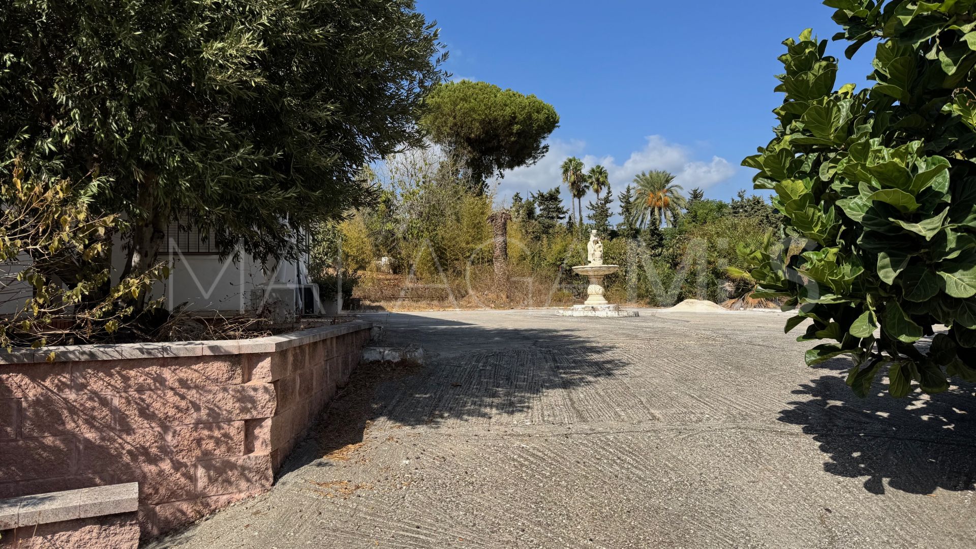 For sale villa in New Golden Mile