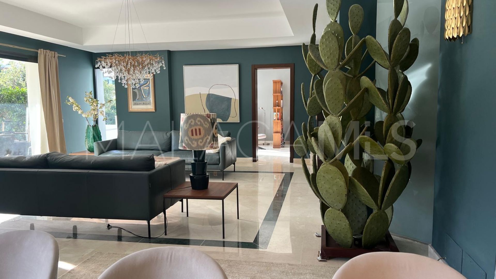 Villa for sale in Elviria