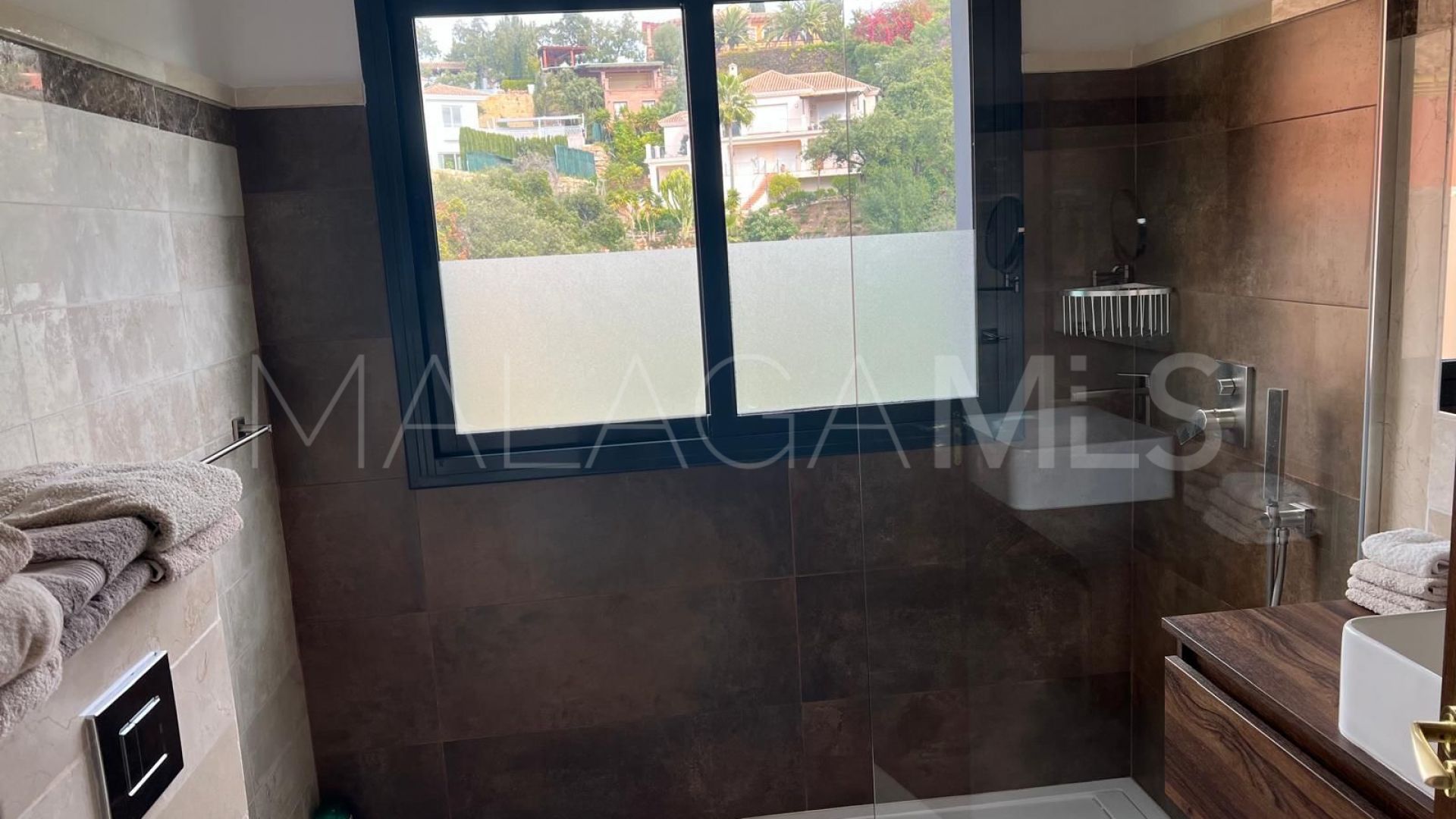 Villa for sale in Elviria