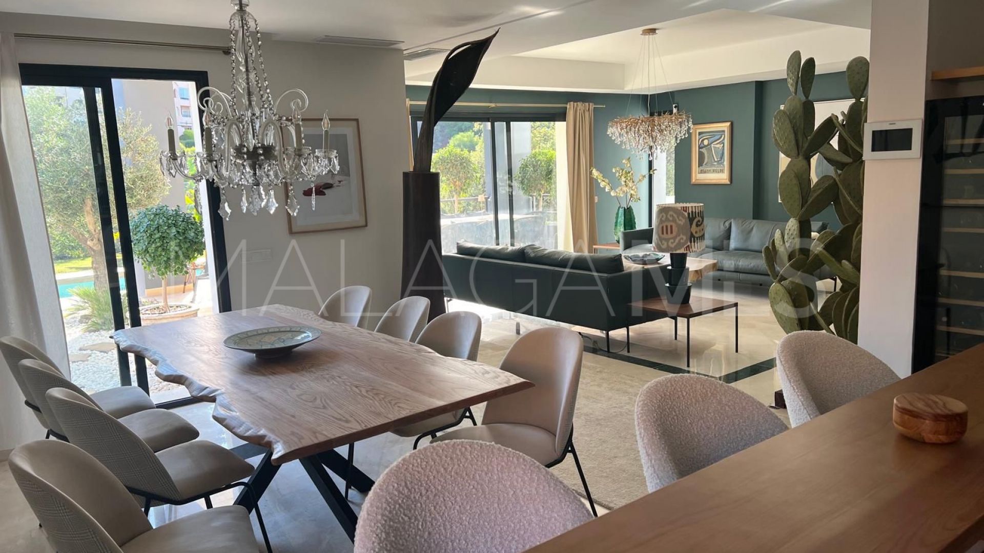 Villa for sale in Elviria