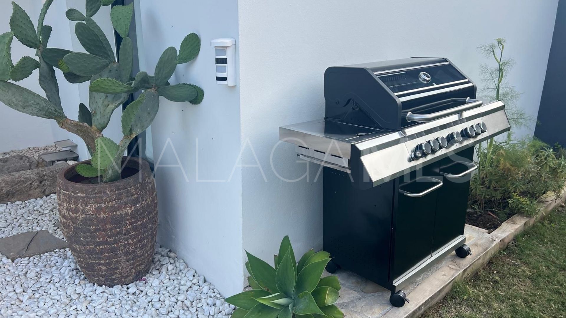 Villa for sale in Elviria