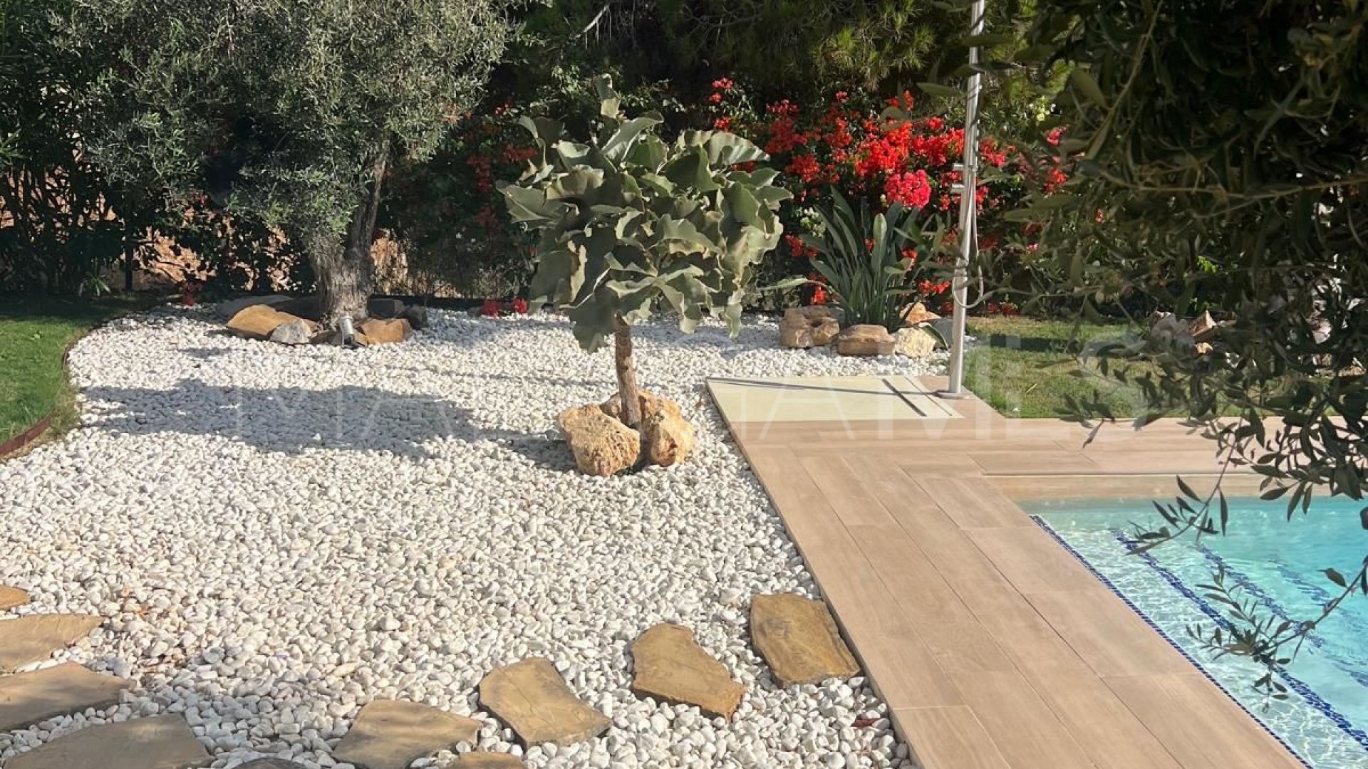 Villa for sale in Elviria