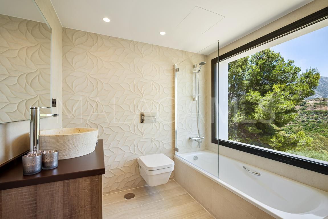 Villa for sale in Las Lomas de Nueva Andalucia