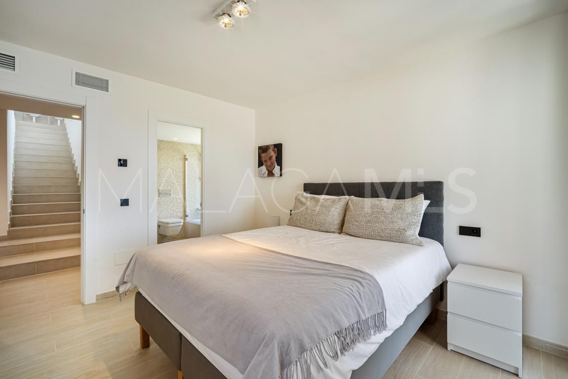 Villa for sale in Las Lomas de Nueva Andalucia