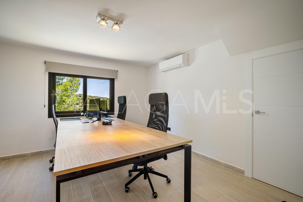 Villa for sale in Las Lomas de Nueva Andalucia