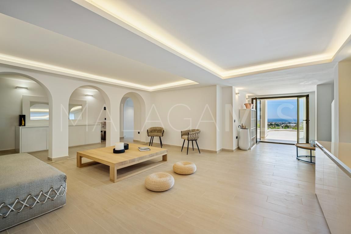 Villa for sale in Las Lomas de Nueva Andalucia