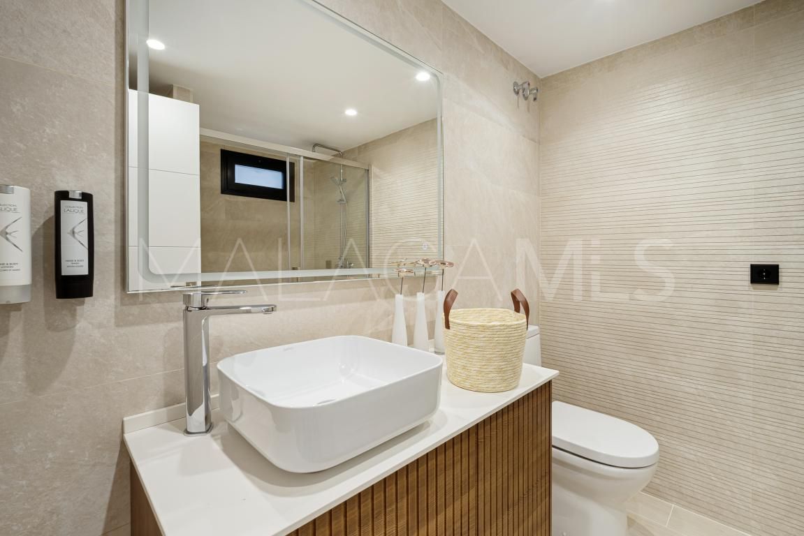 Villa for sale in Las Lomas de Nueva Andalucia