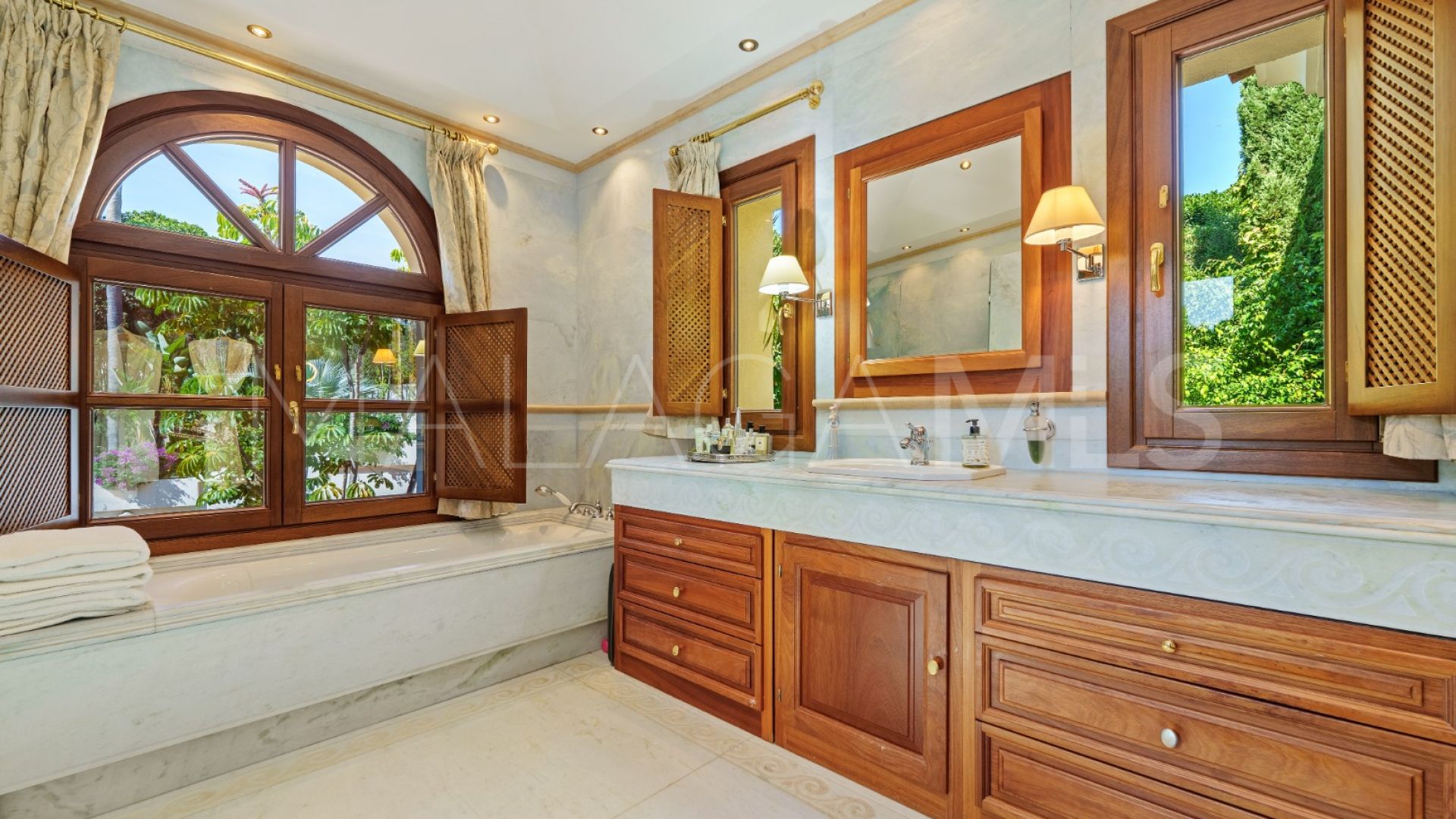 Villa for sale in Las Lomas del Marbella Club