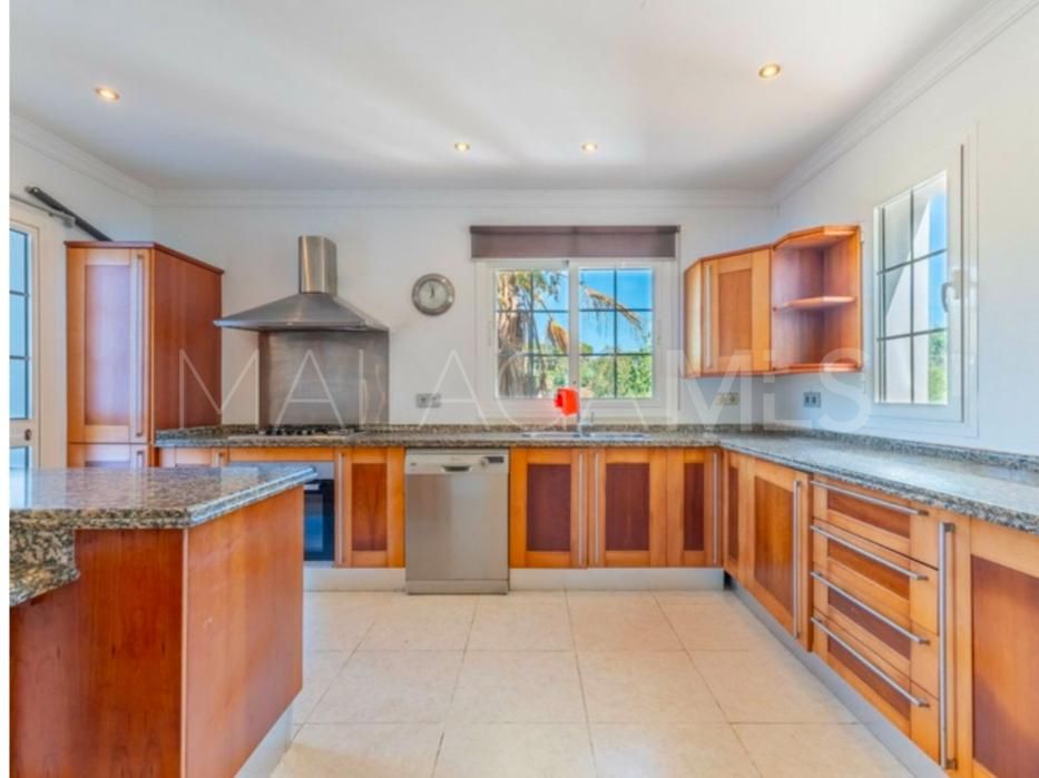 Villa for sale in Elviria