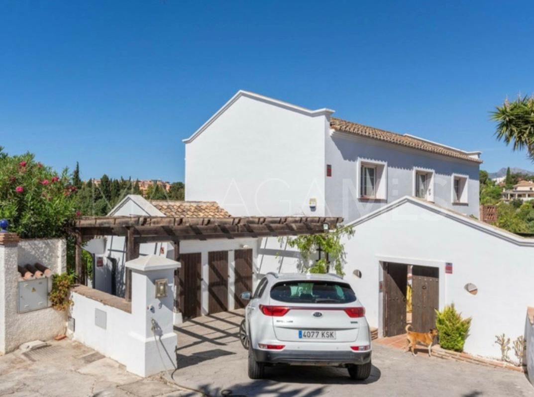 Villa for sale in Elviria