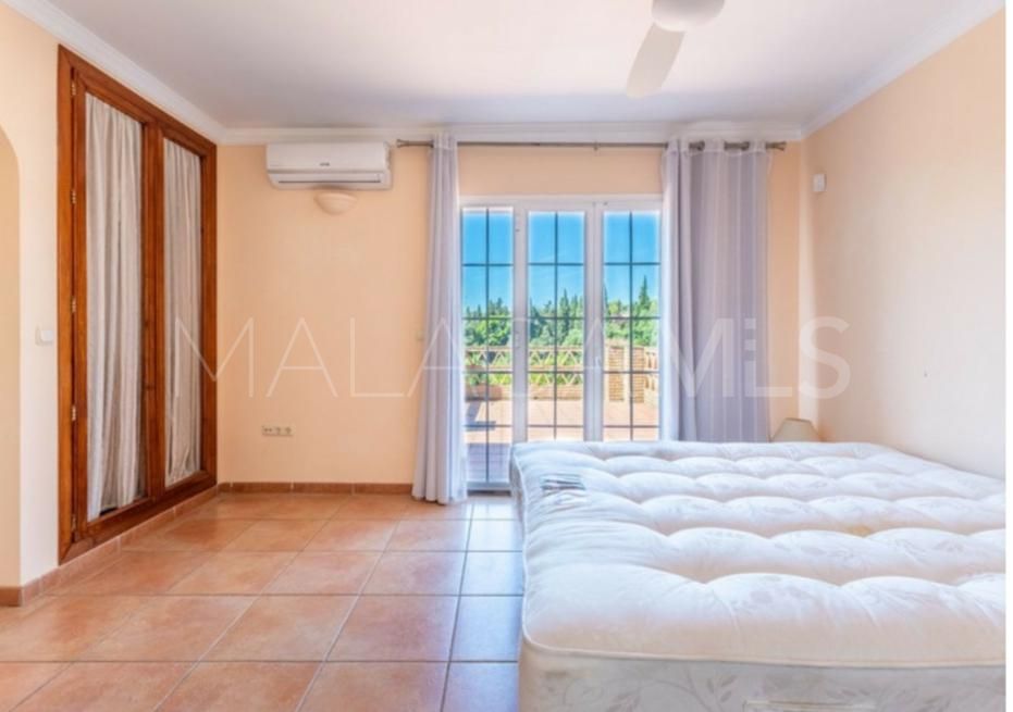 Villa for sale in Elviria