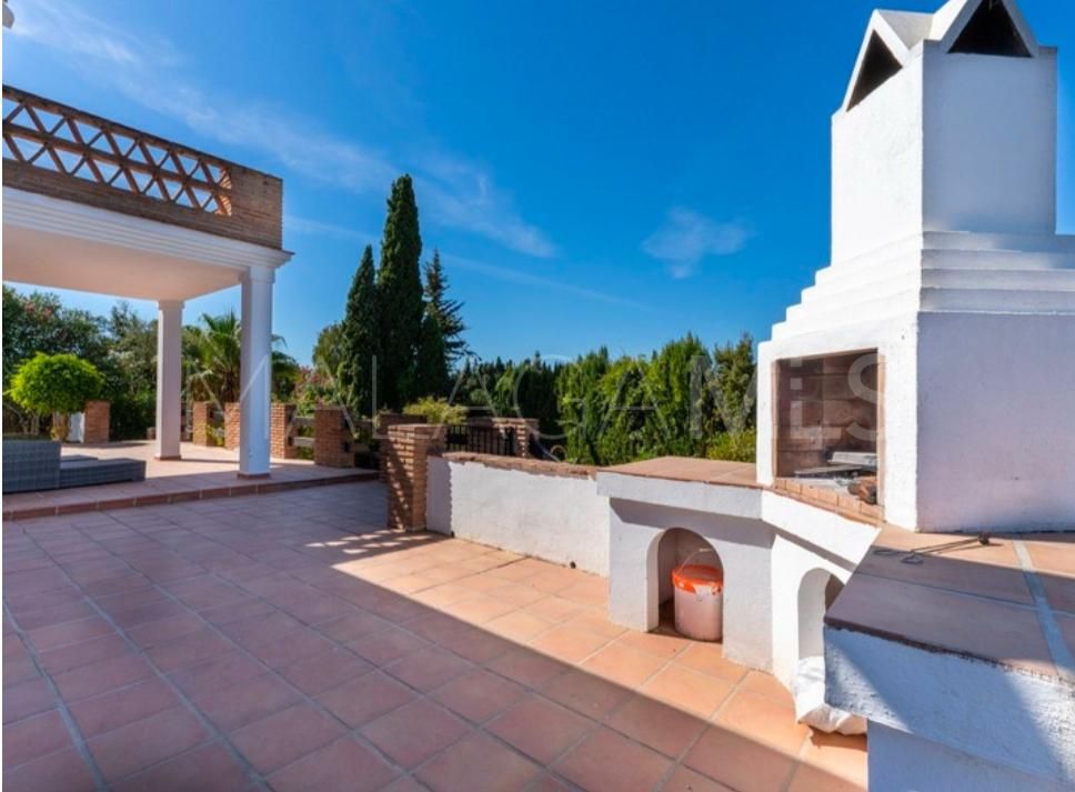 Villa for sale in Elviria