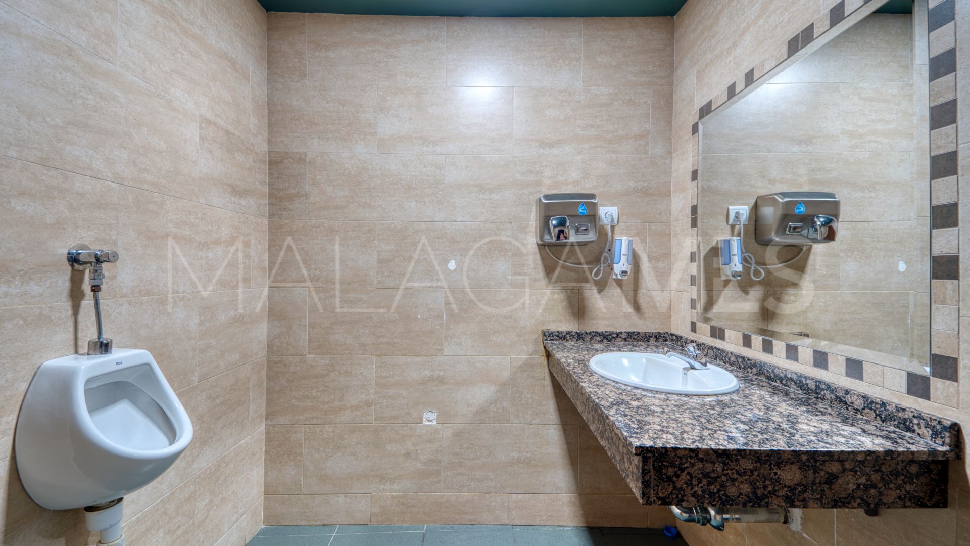 For sale commercial premises in Calahonda