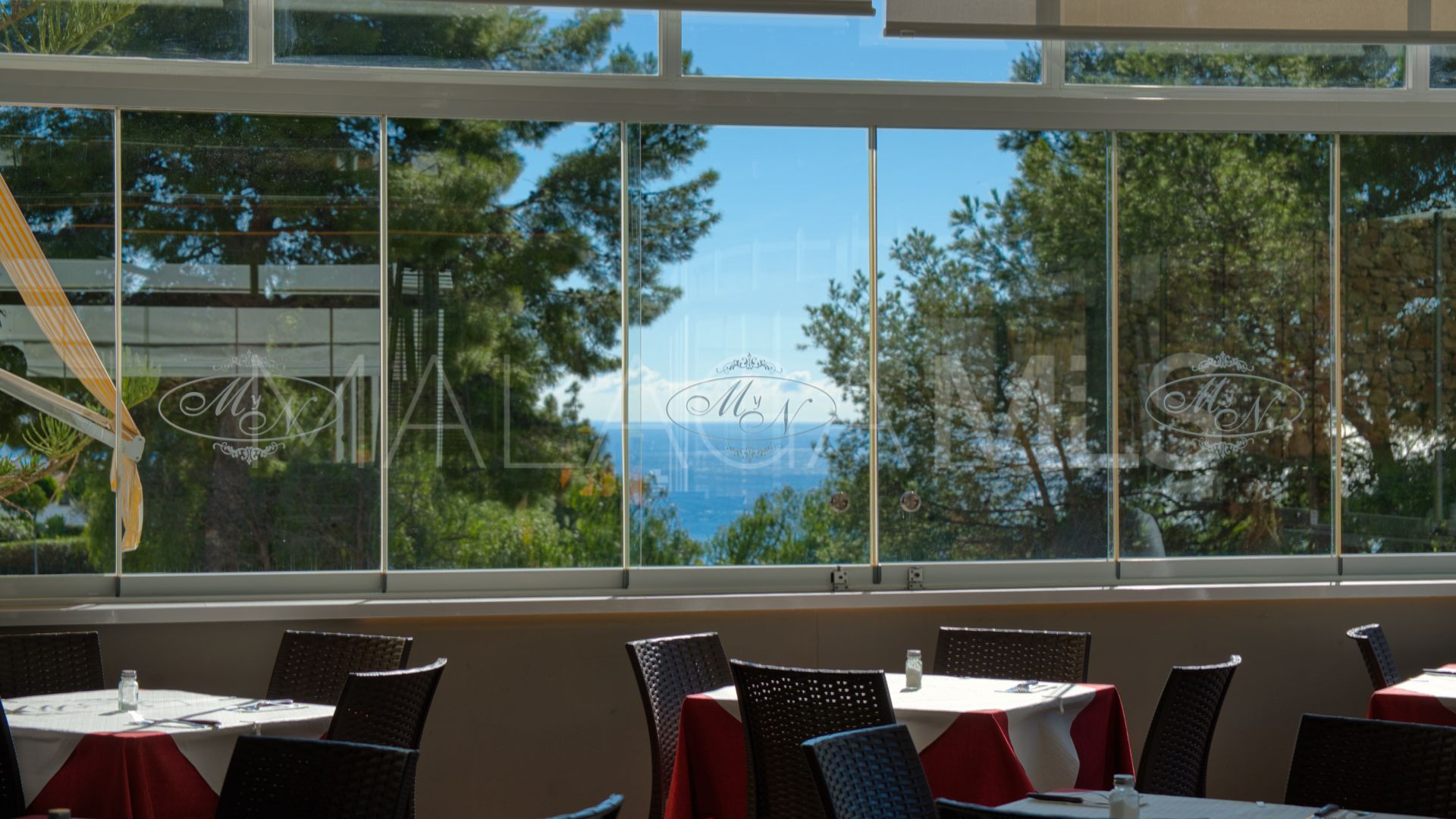 For sale commercial premises in Calahonda