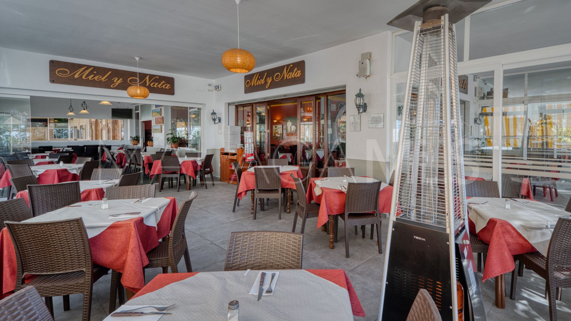 For sale commercial premises in Calahonda