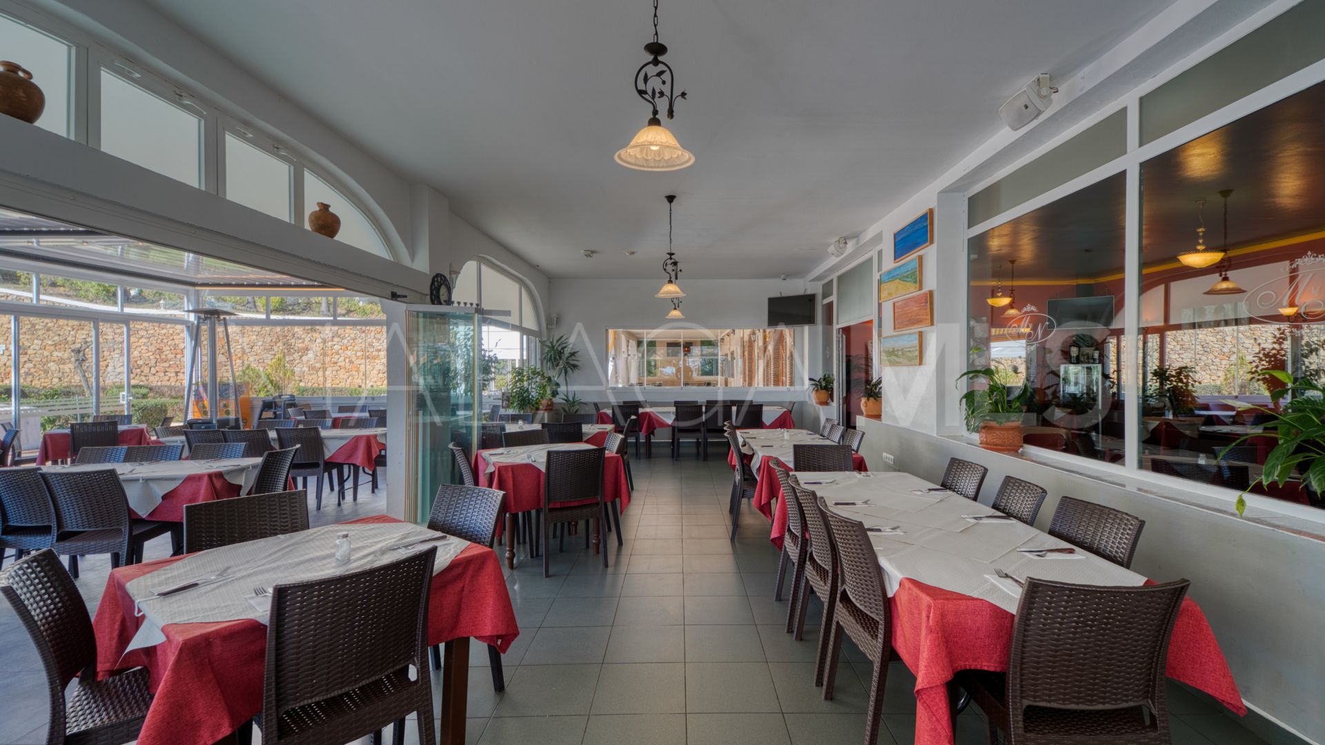 For sale commercial premises in Calahonda