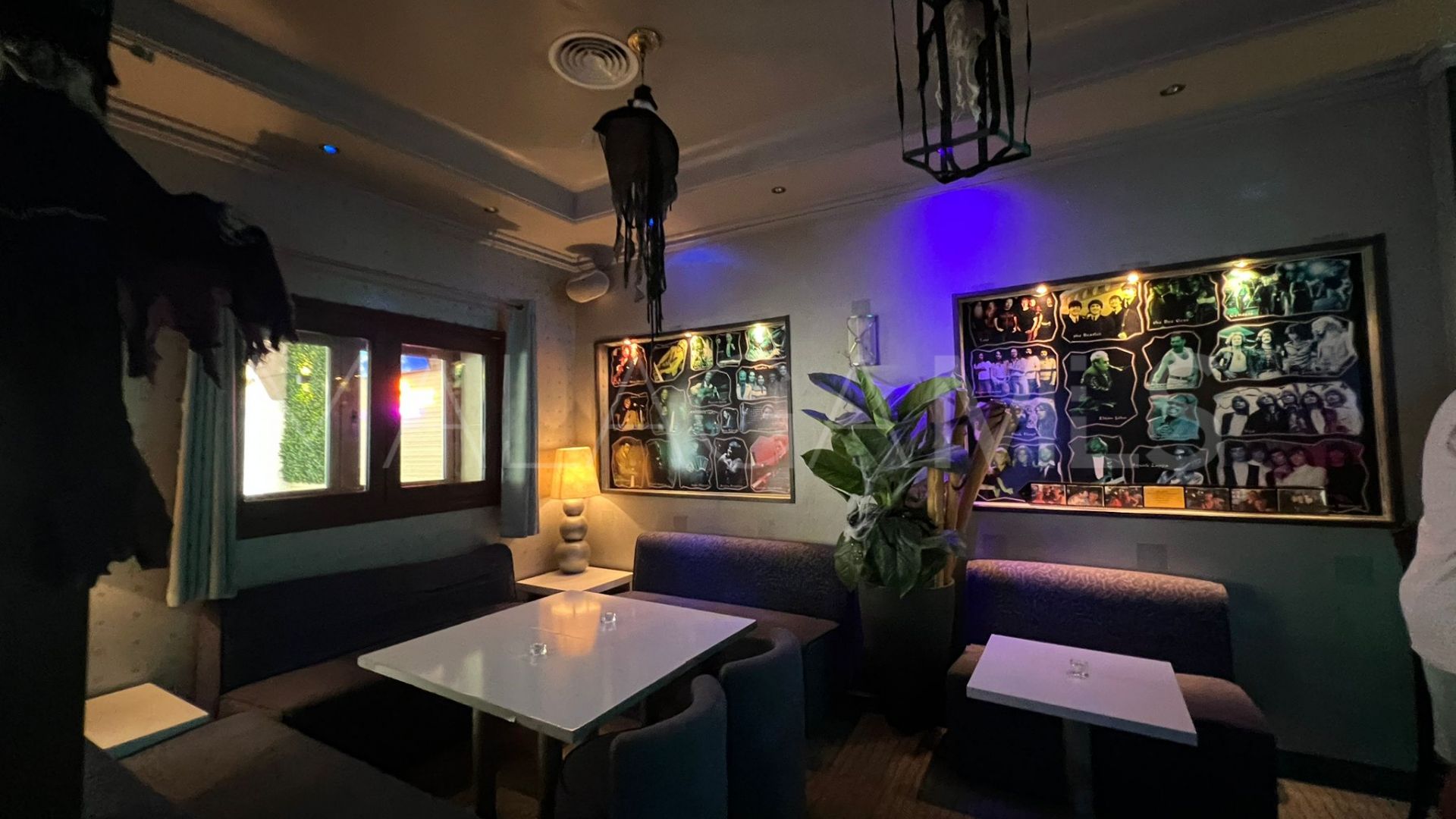 For sale commercial premises in Calahonda