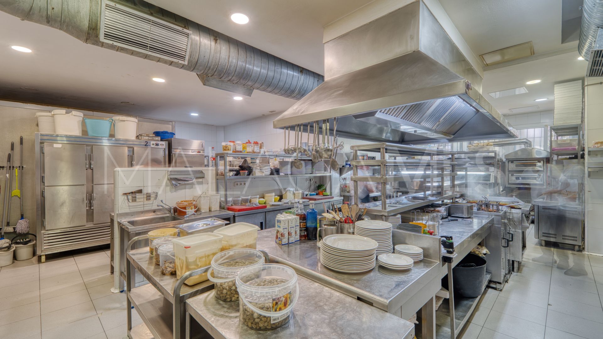 For sale commercial premises in Calahonda