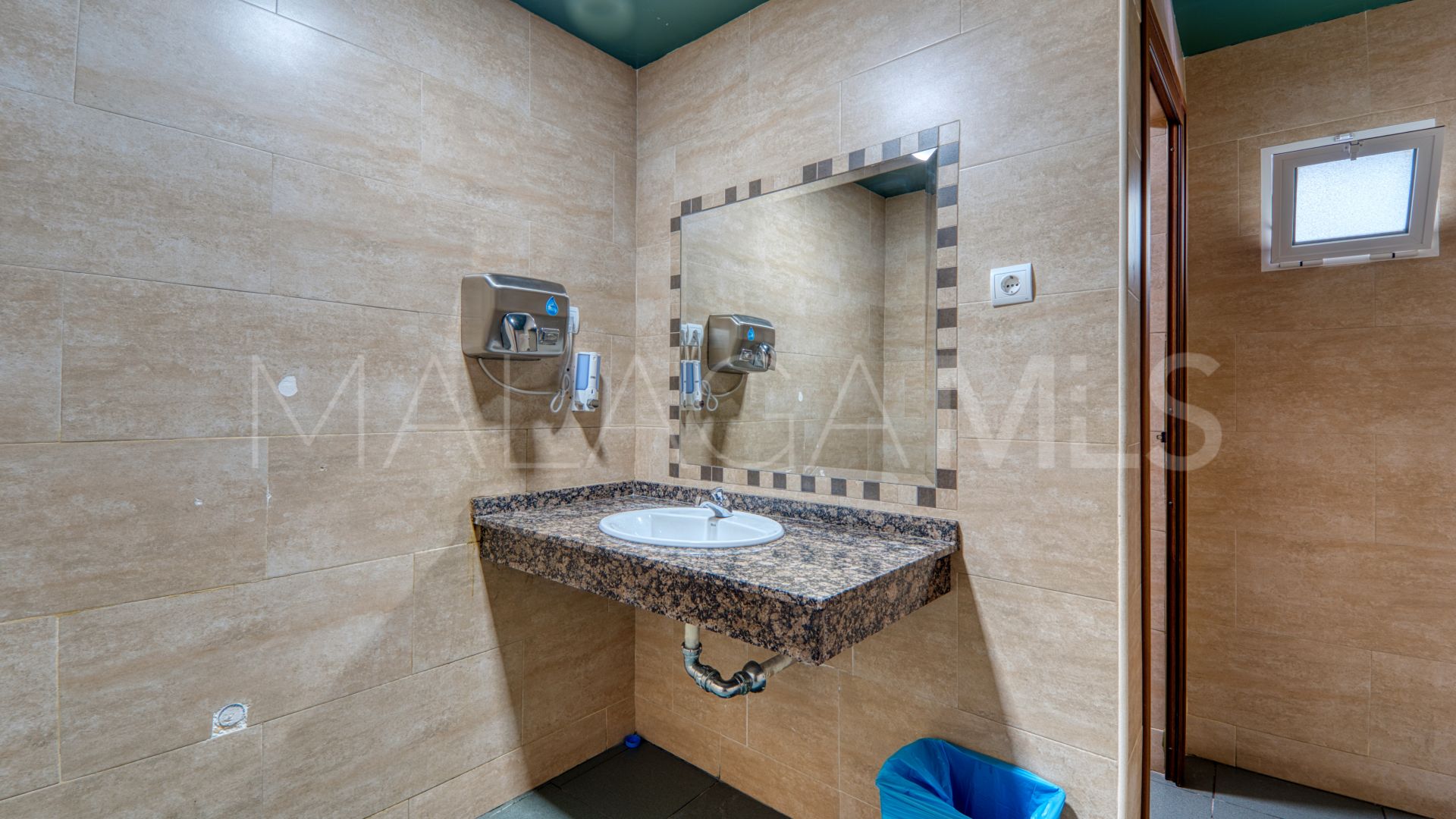 For sale commercial premises in Calahonda