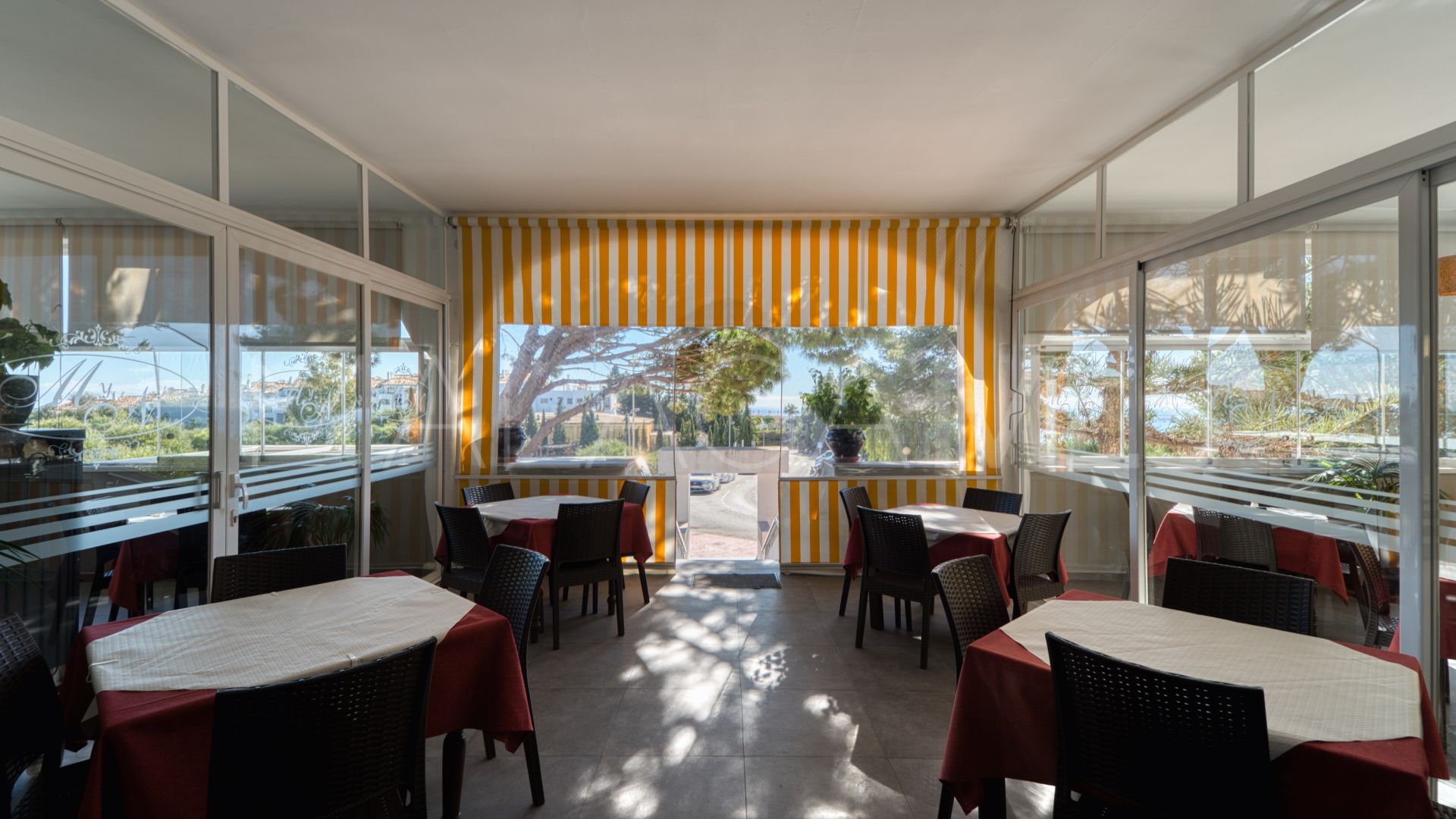 For sale commercial premises in Calahonda