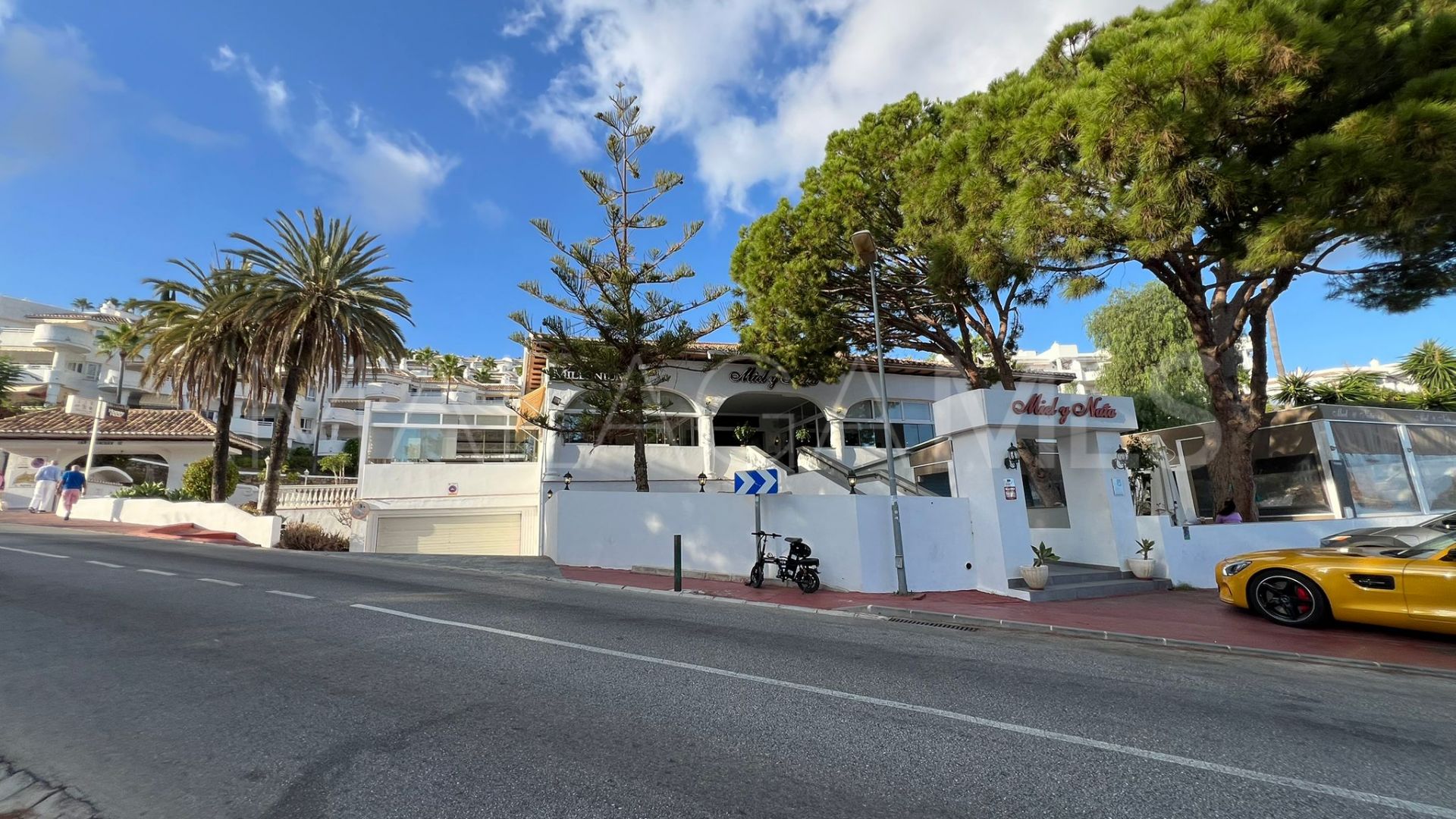 For sale commercial premises in Calahonda