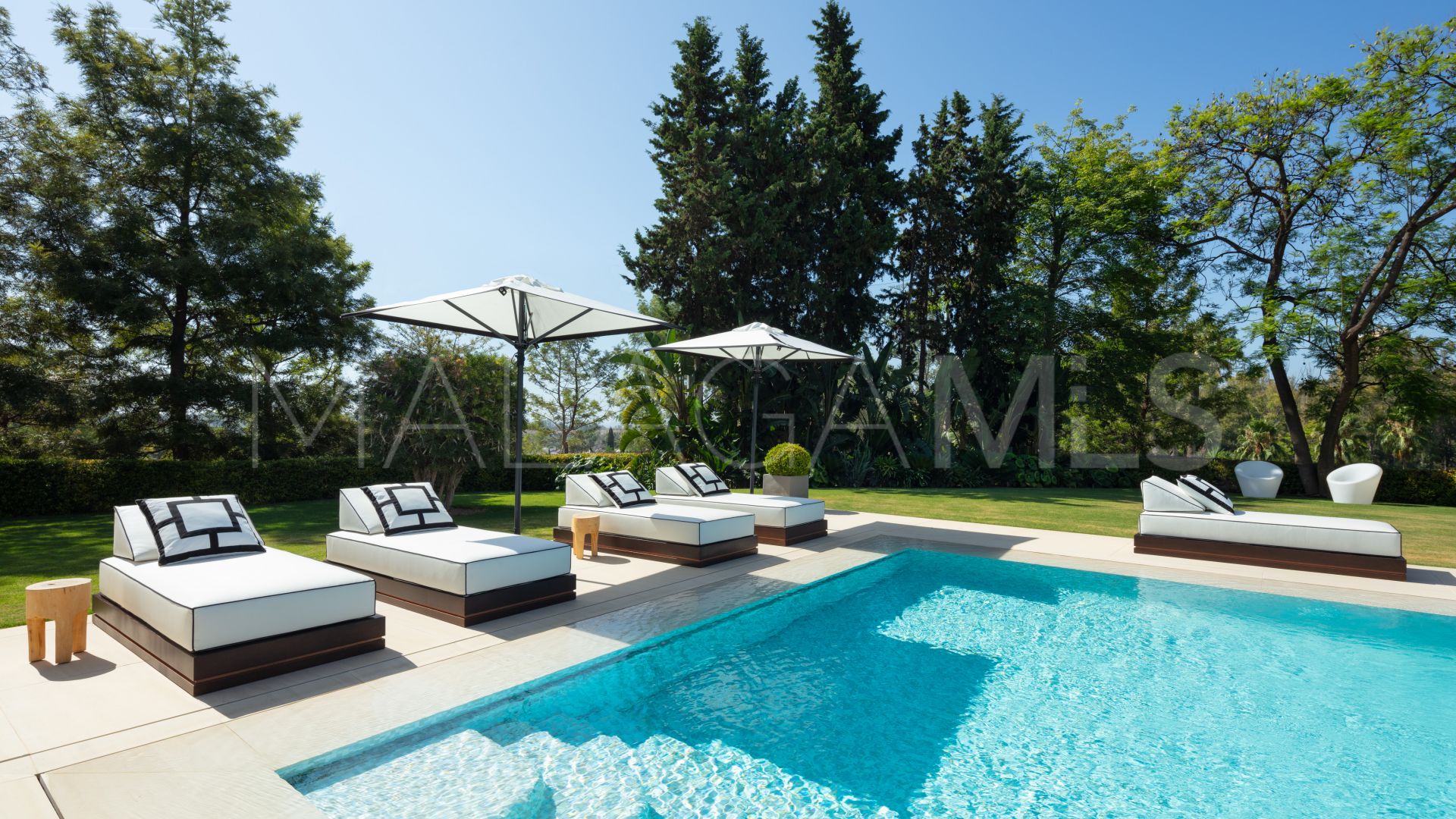 Villa for sale in Nueva Andalucia