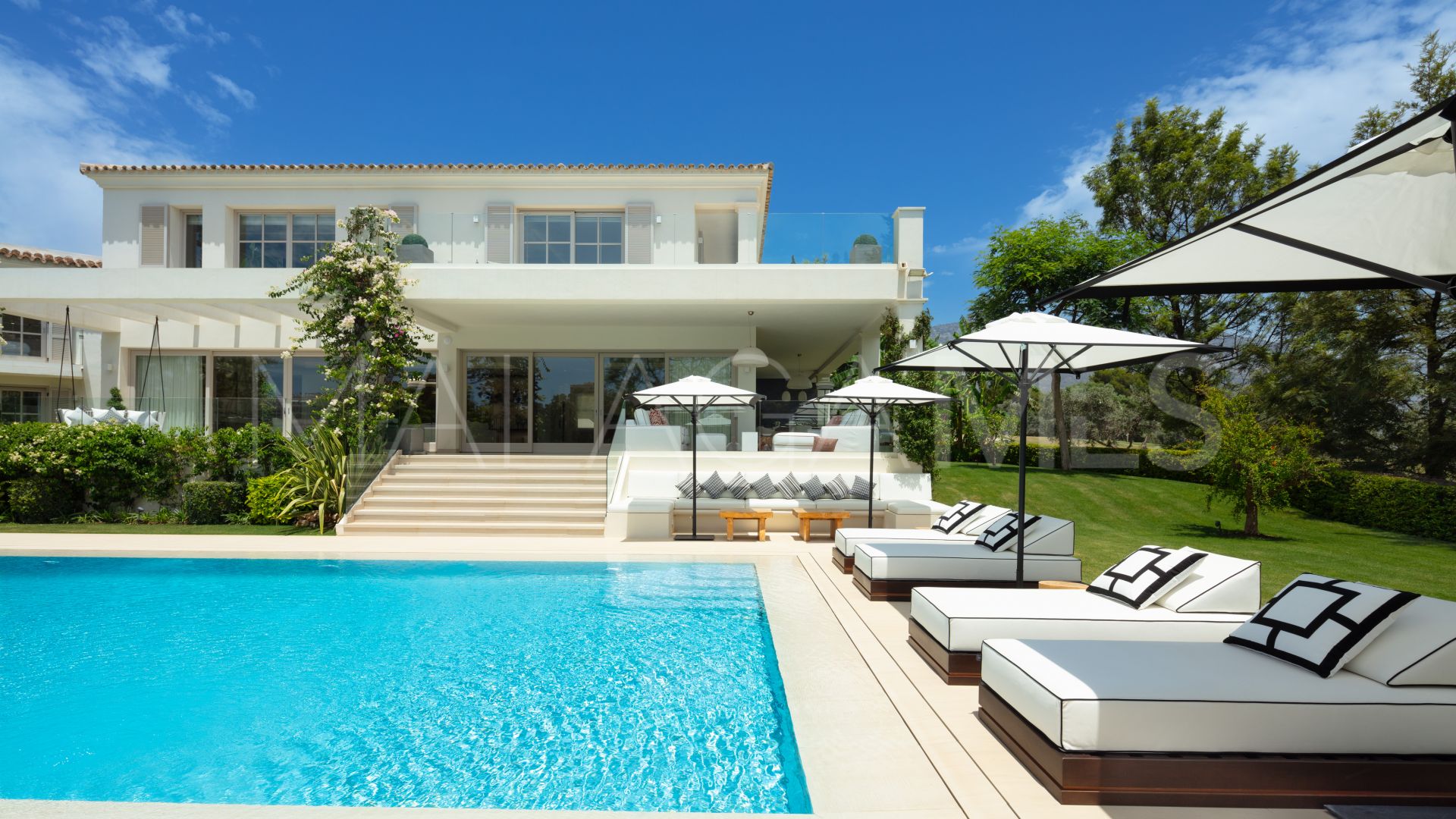 Villa for sale in Nueva Andalucia