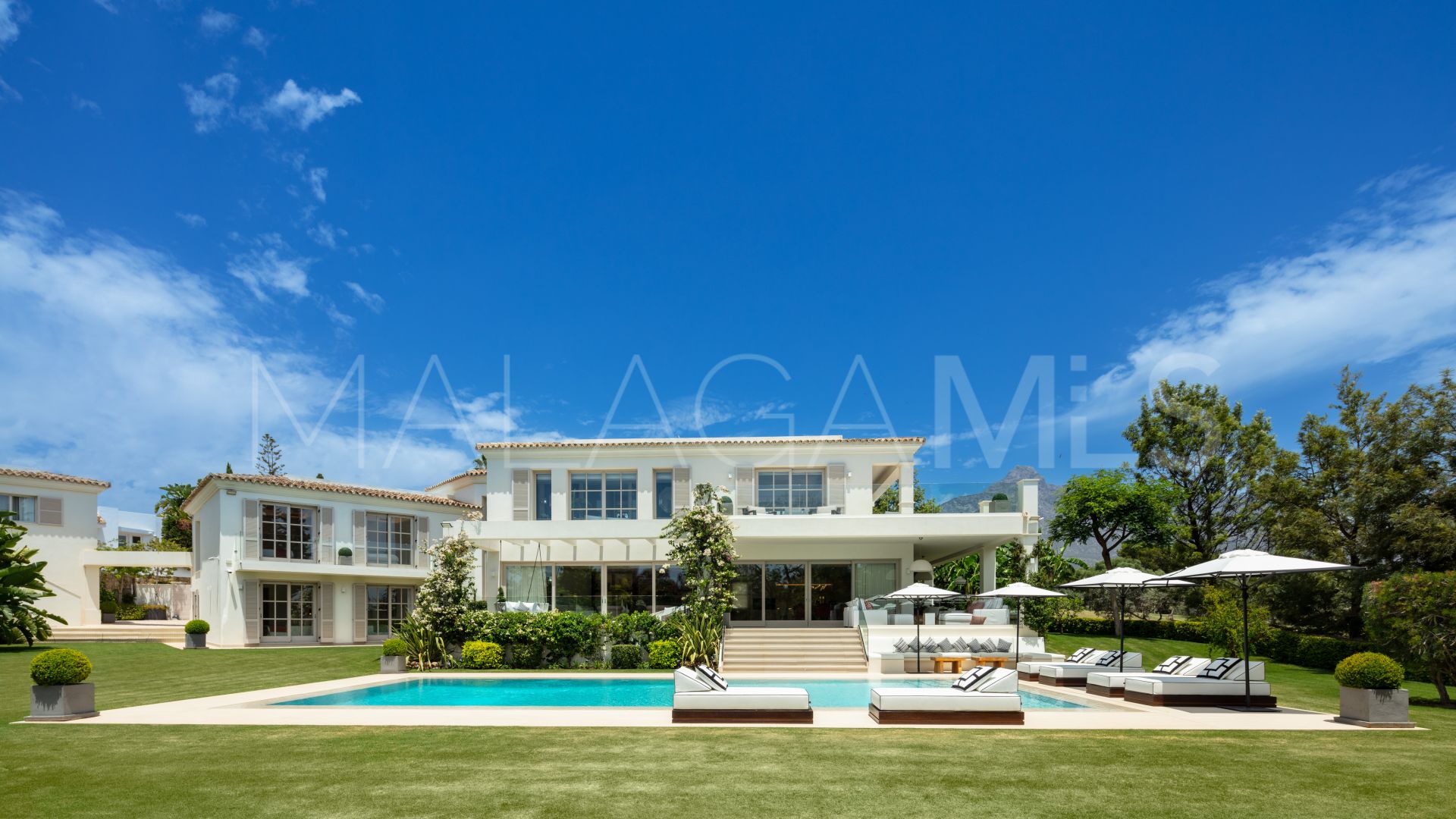 Villa for sale in Nueva Andalucia